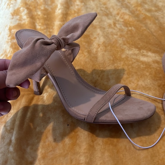 Tan heels - Picture 2 of 5